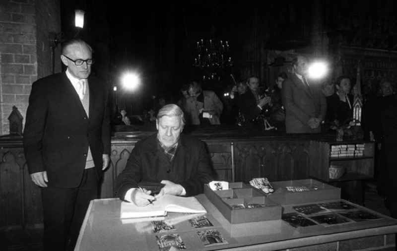 Helmut Schmidt und Erich Honecker besichtigen den Dom von Güstrow (Mecklenburg-Vorpommern).