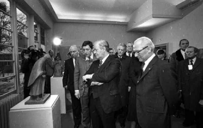 Besuch von Bundeskanzler Helmut Schmidt in der DDR. Besichtigung der Barlach Gedenkstätte in Güstrow (Mecklenburg-Vorpommern) von Erich Honecker und Helmut Schmidt.