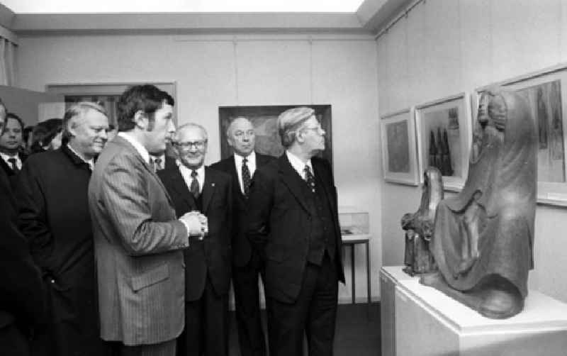 Besuch von Bundeskanzler Helmut Schmidt in der DDR. Besichtigung der Barlach Gedenkstätte in Güstrow (Mecklenburg-Vorpommern) von Erich Honecker und Helmut Schmidt.
