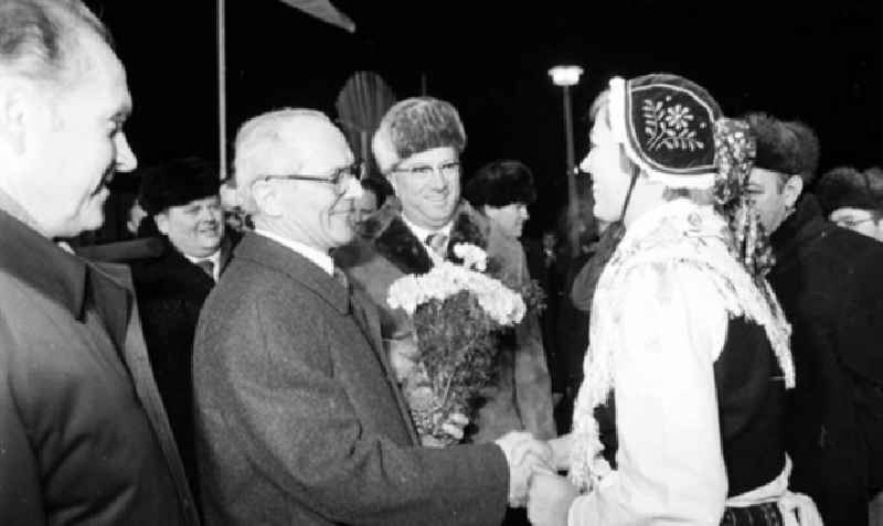 Besuch von Helmut Schmidt (Bundeskanzler der BRD) zu Gast in Güstrow (Mecklenburg-Vorpommern), Erich Honecker bekommt Blumen überreicht.