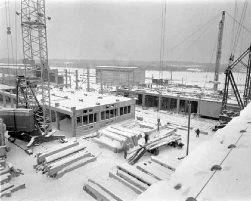 Blick auf verschneite Baustelle am VEB Chemiefaserwerk 'Herbert Warnke' Guben.