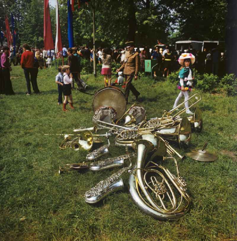 Blechblasinstrumente liegen nach dem Auftritt der Musiker zum Festprogramm des Frühlingsfestes in Gubin im Gras.