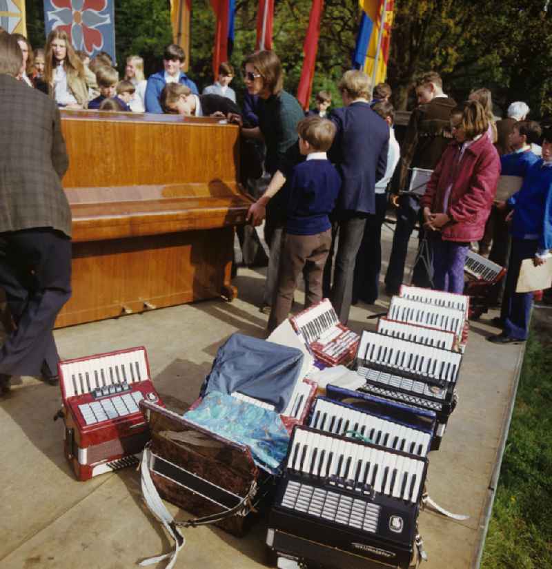 Zum Frühlingsfest in Gubin werden die Vorbereitungen für das musikalische Festprogramm getroffen.