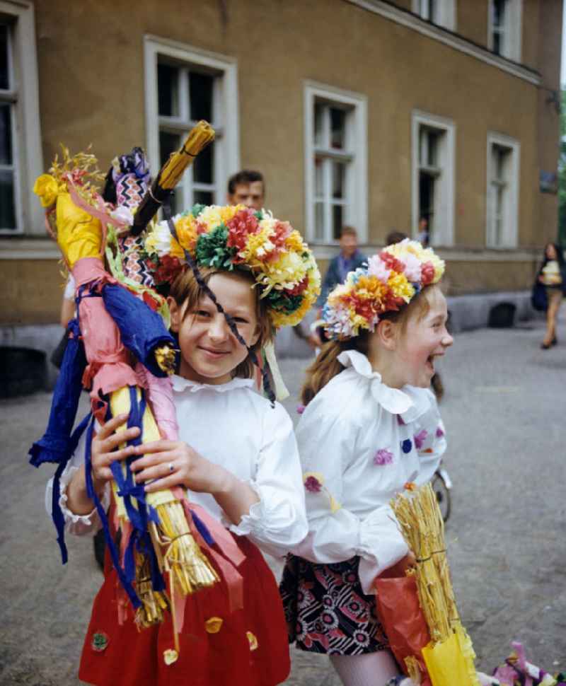 Kinder in Blumenkostümen laufen zum Frühlingsfest duch die Straßen von Gubin.