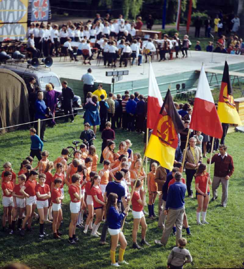 Zum Frühlingsfest in Gubin warten junge Sportler aus Polen und der DDR auf ihren Auftritt beim Festprogramm.