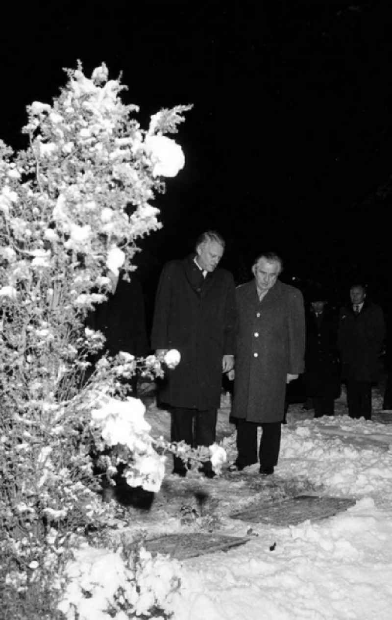 12.12.1981
Kranzniederlegung in Halbe (Brandenburg) durch Erich Honecker und Helmut Schmidt

Umschlagnr.: 1