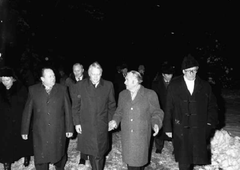 12.12.1981
Kranzniederlegung in Halbe (Brandenburg) durch Erich Honecker und Helmut Schmidt

Umschlagnr.: 1