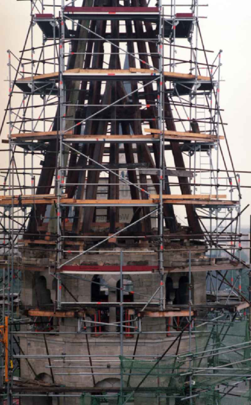 Im Bild der eingerüstete, nördliche Turm der beiden Osttürme. Die Liebfrauenkirche ist die einzige viertürmige romanische Basilika Mitteldeutschlands. 2005 beging sie ihre 100
