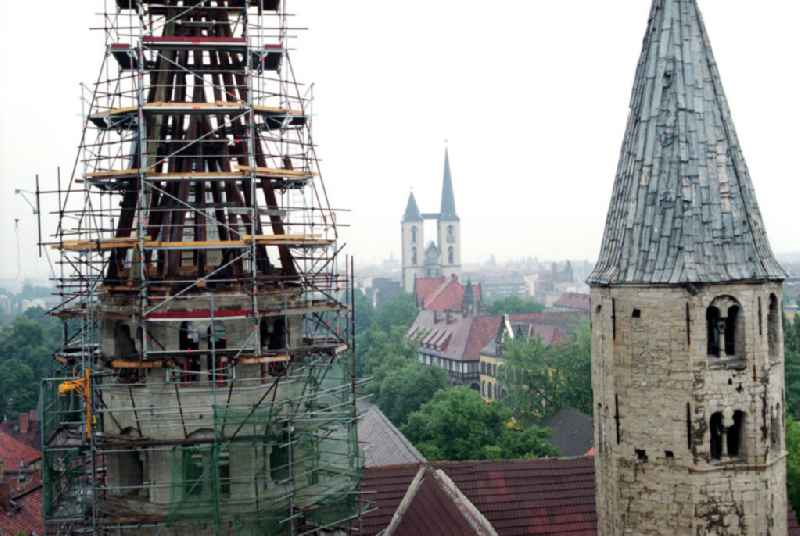 Im Bild der eingerüstete, nördliche Turm der beiden Osttürme. Die Liebfrauenkirche ist die einzige viertürmige romanische Basilika Mitteldeutschlands. 2005 beging sie ihre 100