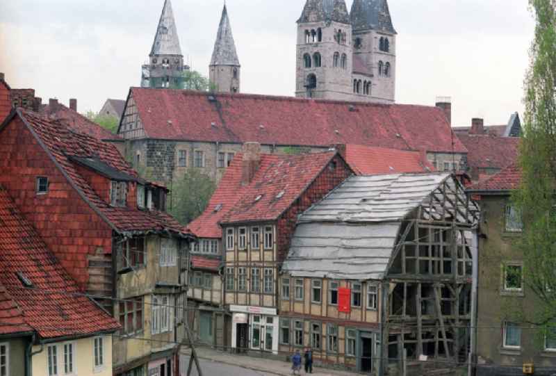 Blick auf stark Sanierungsbedürftige Fachwerkhäuser in Halberstadt. Die Sanierung der Altstadt schreitet voran, dennoch gehören Bilder dieser Art noch nicht der Vergangenheit an. Für die Sanierung der meist weit über 10