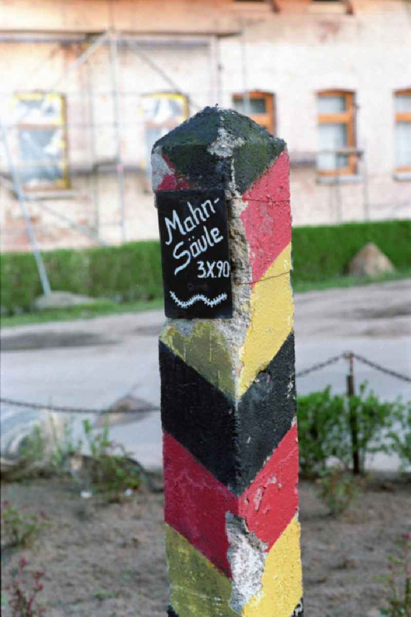 Grenzstein DDR als Mahnsäule / Gedenkstein mit der Aufschrift 'Mahnsäule 3.X.9