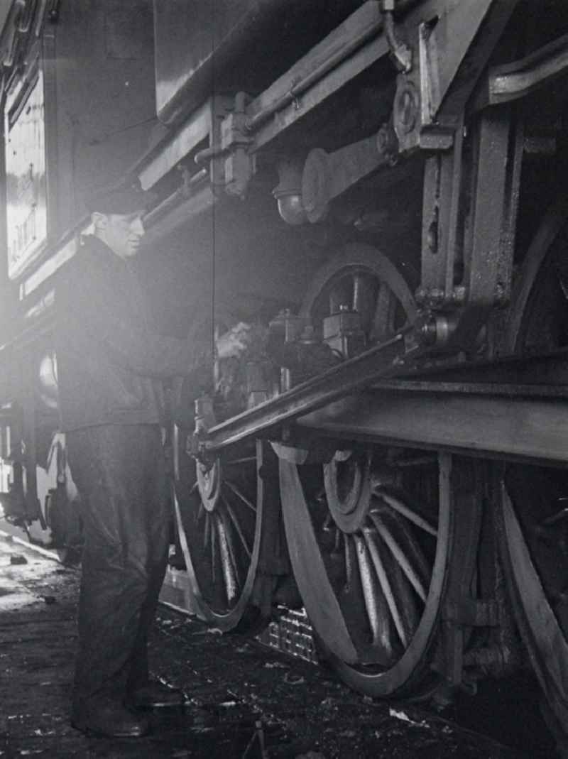 Maintenance and repair work in the Bw railway depot of the Deutsche Reichsbahn for the series 5
