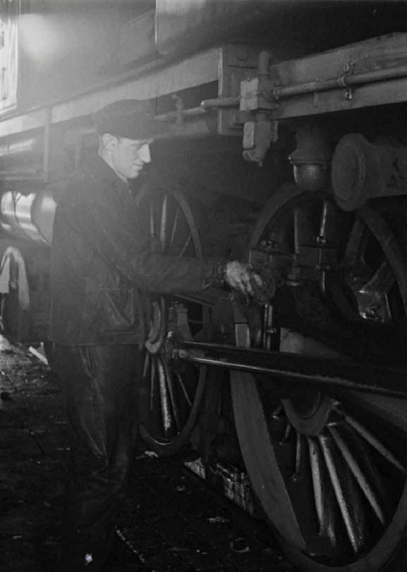 Maintenance and repair work in the Bw railway depot of the Deutsche Reichsbahn for the series 5