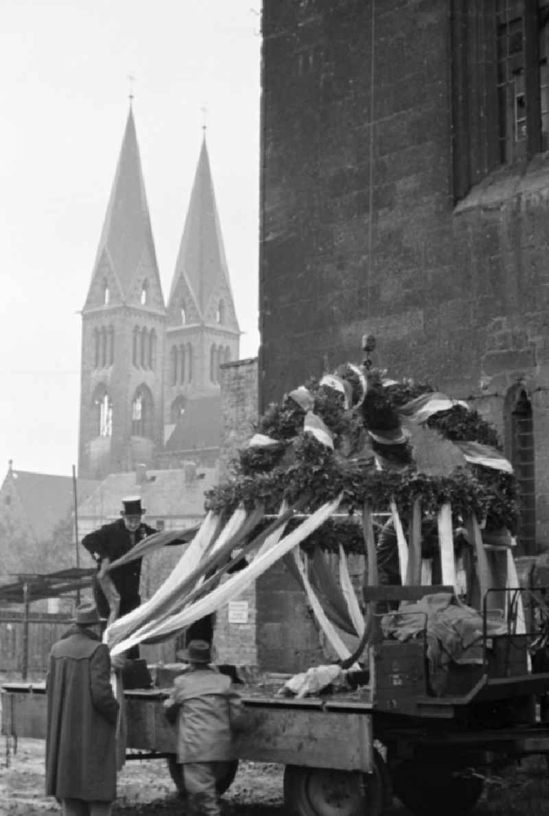 Pulling up the topping-out for the topping-out ceremony of the construction site at the tower of the church of St. Martini on Martiniplan in Halberstadt in the state Saxony-Anhalt on the territory of the former GDR, German Democratic Republic
