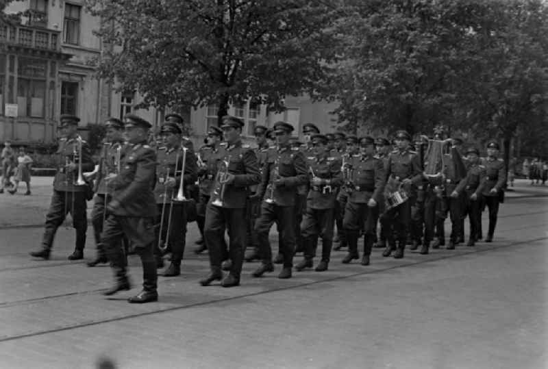 Parade formation and march of soldiers and officers ' Grenzregiment 2
