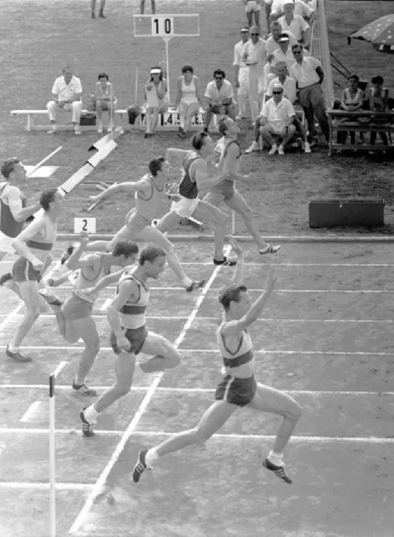 27.-30.07.1967
XX. Leichtathletik Meisterschaft Halle
Harald Eggers gewinnt Vorlauf über 100m vor Günther Gollos, Potsdam (1