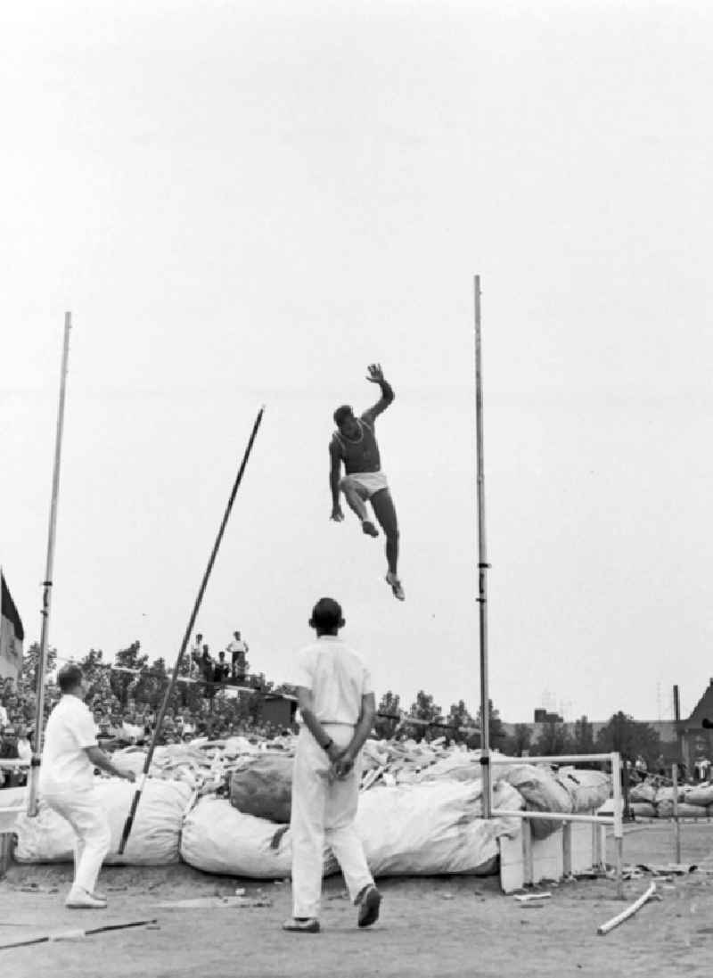 27.-30.07.1967
XX. Leichtathletik Meisterschaft Halle
Max Klauß reißt bei 4.70m (1