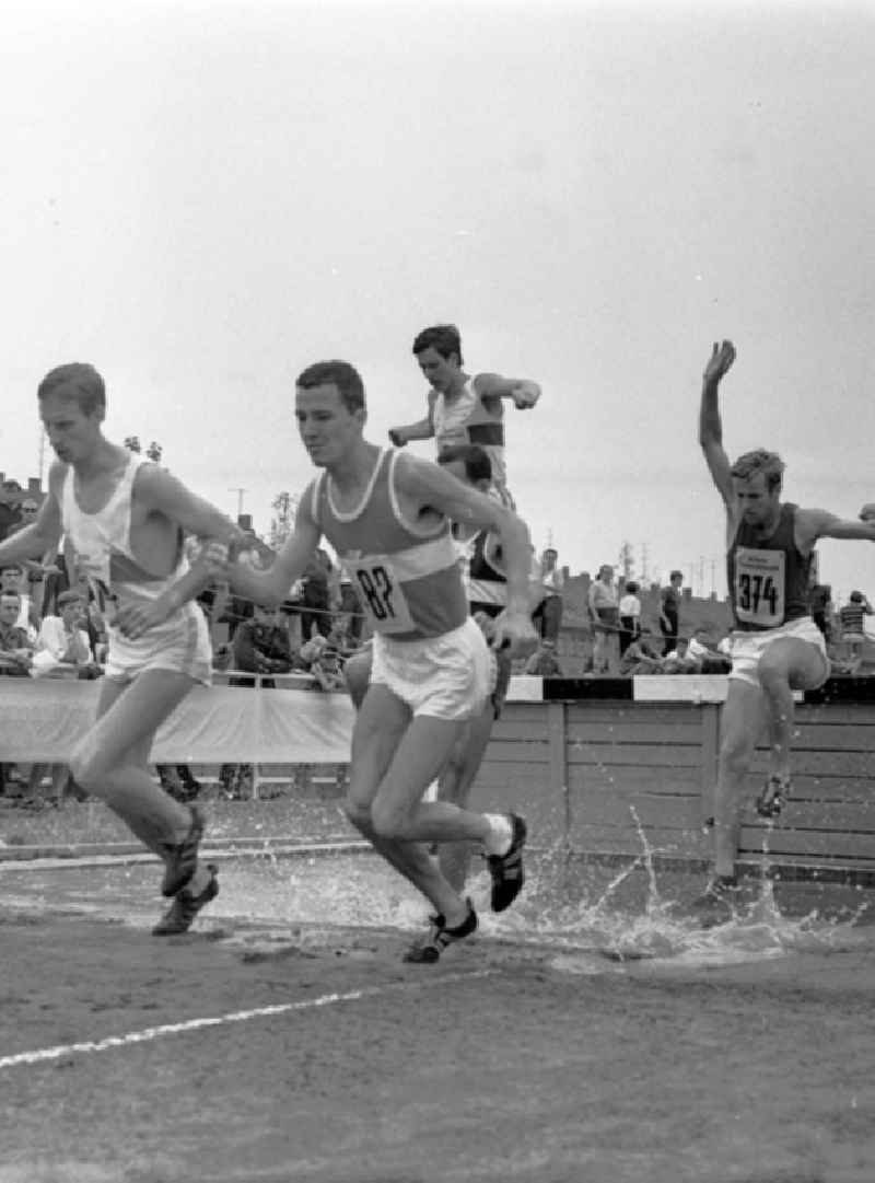 27.-30.07.1967
XX. Leichtathletik Meisterschaft Halle
3000m Hinderniss Vorlauf, Wolfgang Weigel, Klaus Tietz (1