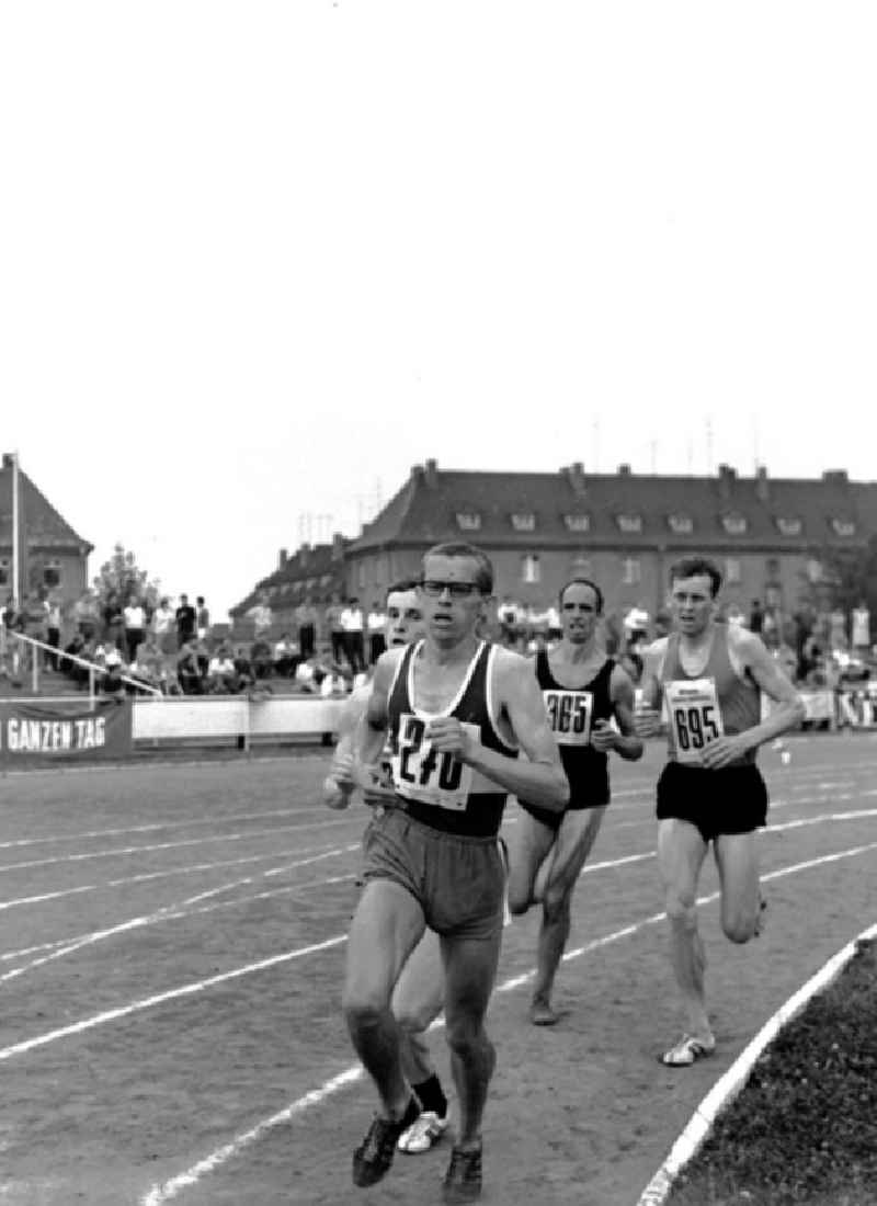 27.-30.07.1967
XX. Leichtathletik Meisterschaft Halle
Hudecek vor ? (1