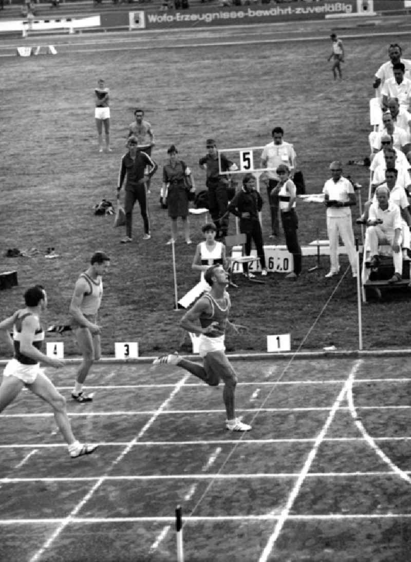 27.-30.07.1967
XX. Leichtathletik Meisterschaft Halle
10.000m Lauf, Eisenberg vor Klaus Schimmagk (1