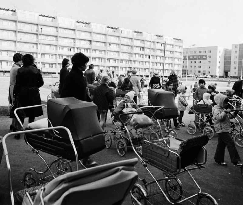Viele Mütter mit Kinderwagen und Kindern an einer Kaufhalle im Wohngebiet Halle-Neustadt. Am Standort der Chemieindustrie der DDR wurde in den 1960er und 197
