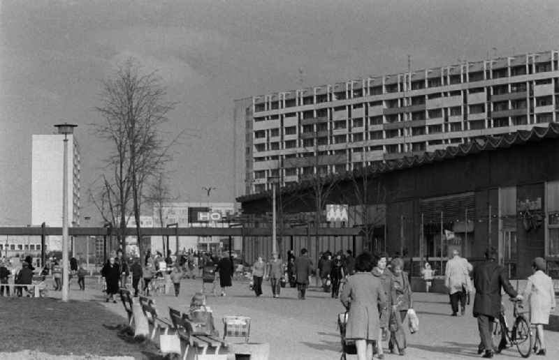 Anwohner an einer Kaufhalle im Wohngebiet Halle-Neustadt. Am Standort der Chemieindustrie der DDR wurde in den 1960er und 197