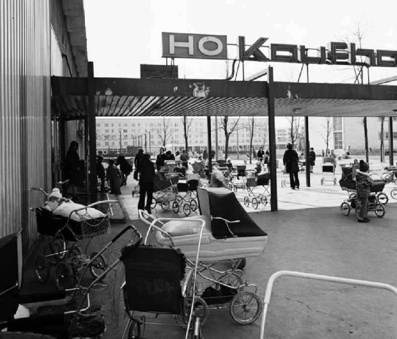 Viele Kinderwagen stehen teilweise unbeaufsichtigt vor einer Kaufhalle im Wohngebiet Halle-Neustadt. Am Standort der Chemieindustrie der DDR wurde in den 1960er und 197