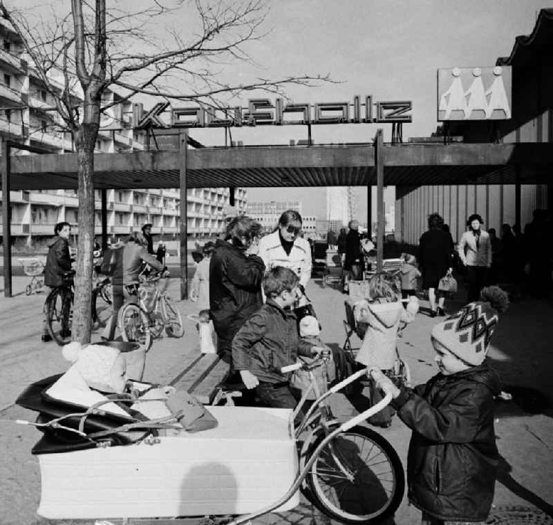 Mütter mit Kinderwagen und Kindern an einer Kaufhalle im Wohngebiet Halle-Neustadt. Am Standort der Chemieindustrie der DDR wurde in den 1960er und 197