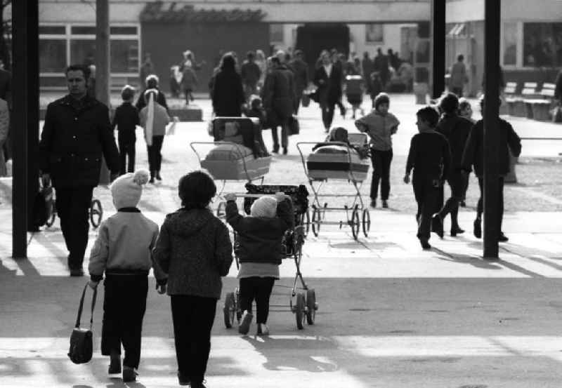 Anwohner, Kinder mit Kinderwagen an einer Kaufhalle im Wohngebiet Halle-Neustadt. Am Standort der Chemieindustrie der DDR wurde in den 1960er und 197