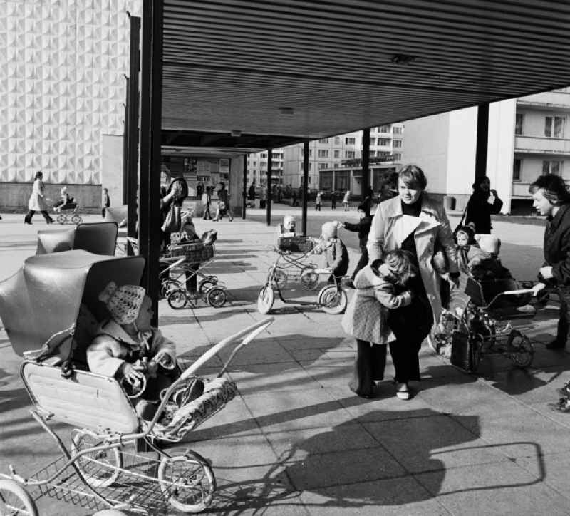 Mütter mit Kinderwagen und Kindern an einer Kaufhalle im Wohngebiet Halle-Neustadt. Am Standort der Chemieindustrie der DDR wurde in den 1960er und 197