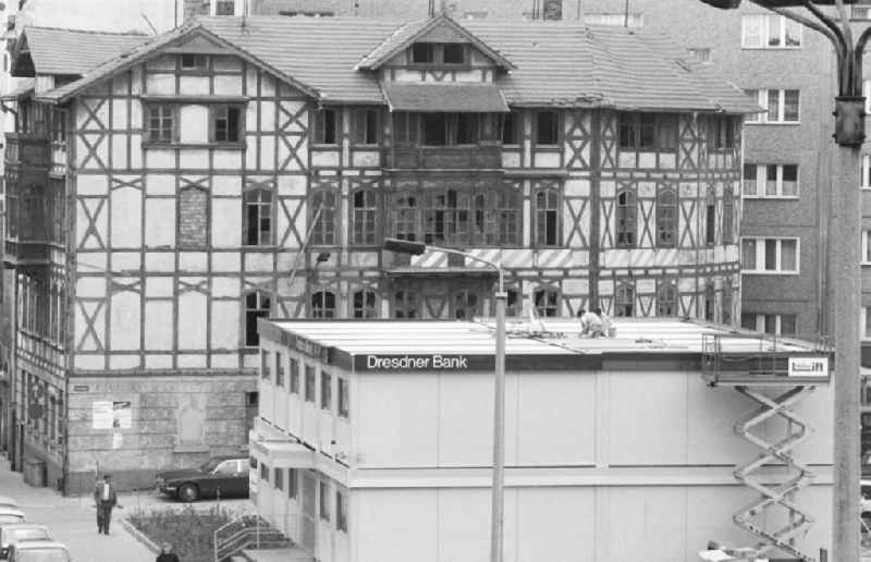 Containerneubau der Dresdner Bank in Halle an der Saale vor altem Fachwerkhaus
Juli 199