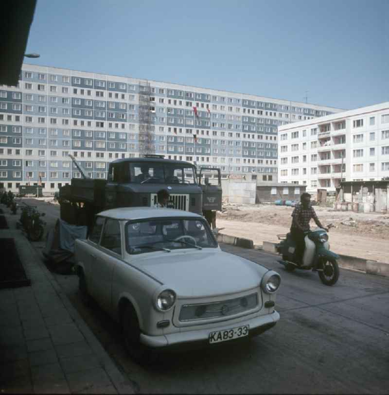 Straßenzug in einem Neubaugebiet in Halle-Neustadt. Noch während an umliegenden Häusern und Straßen gebaut wurde, waren schon die ersten Mieter eingezogen. Am Standort der Chemieindustrie der DDR wurde in den 1960er und 197
