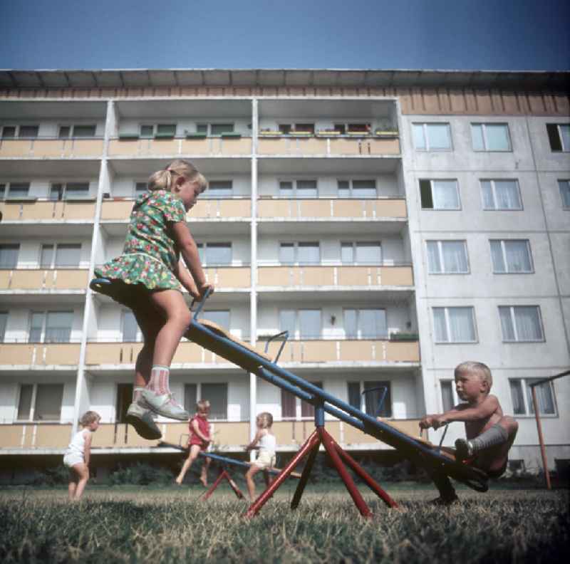 Kinder spielen auf einer Wippe in einem Kindergarten in Halle-Neustadt. Am Standort der Chemieindustrie der DDR wurde in den 1960er und 197