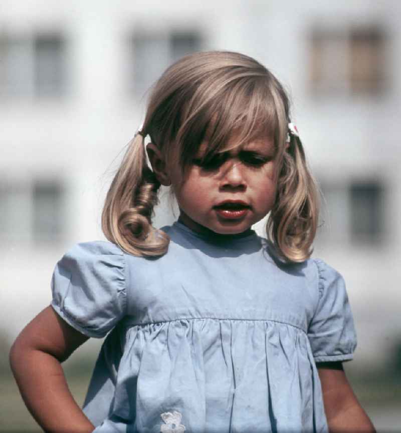 Kleines Mädchen in einem Kindergarten in Halle-Neustadt. Am Standort der Chemieindustrie der DDR wurde in den 1960er und 197
