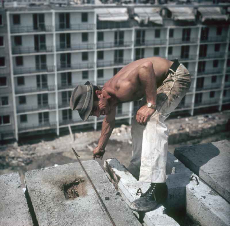 Ein Bauarbeiter überprüft in einem Neubaugebiet in Halle-Neustadt die Betonplatten. Am Standort der Chemieindustrie der DDR wurde in den 1960er und 197
