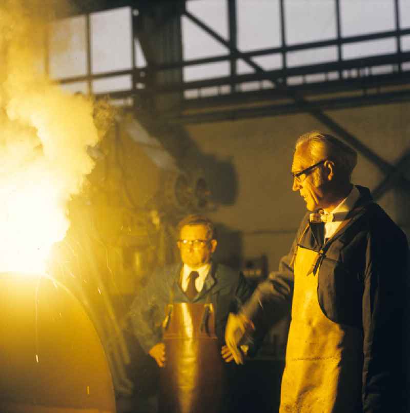 Dr. Werner Gilde, von 1953 bis 1985 Leiter des Zentralinstituts für Schweißtechnik (ZIS) in Halle an der Saale zeigt einen Schweißvorgang. Das aus der 193