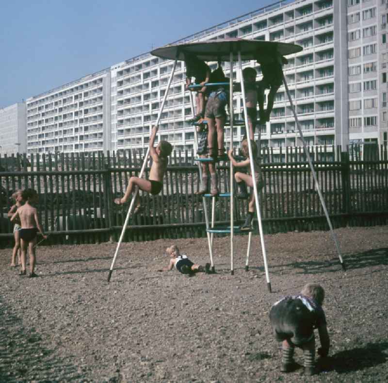 Kinder spielen auf einem Klettergerüst in Form eines Fliegenpilzes in Halle-Neustadt. Am Standort der Chemieindustrie der DDR wurde in den 1960er und 197