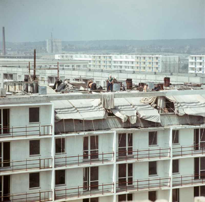 Bauarbeiten in einem Neubaugebiet in Halle-Neustadt. Am Standort der Chemieindustrie der DDR wurde in den 1960er und 197