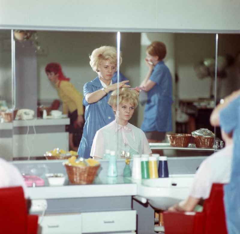 Friseurinnen bei der Pflege des Kopfhaares und Gestaltung der Frisur ihrer Kundinnen im Friseursalon im Haus Exklusiv in Halle (Saale).