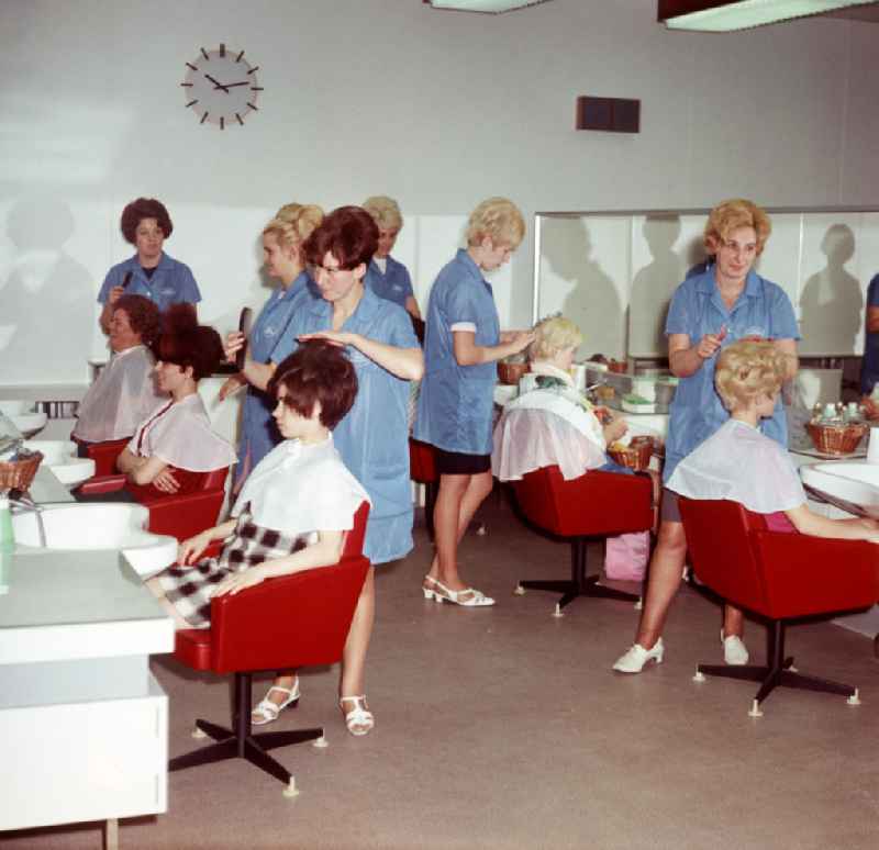 Friseurinnen bei der Pflege des Kopfhaares und Gestaltung der Frisur ihrer Kundinnen im Friseursalon im Haus Exklusiv in Halle (Saale).