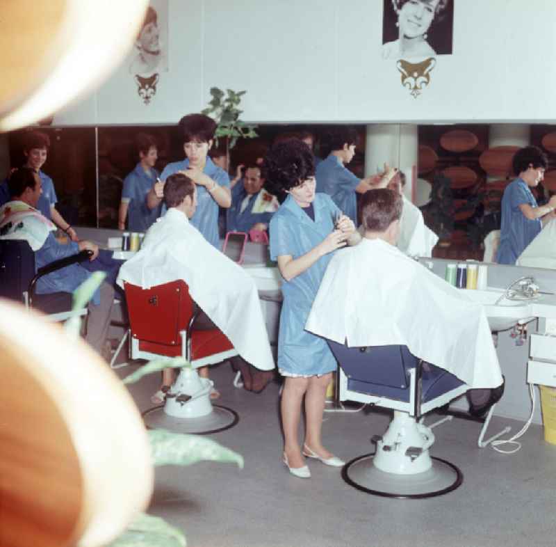 Friseurinnen bei der Pflege des Kopfhaares und Gestaltung der Frisur ihrer Kunden im Friseursalon im Haus Exklusiv in Halle (Saale).