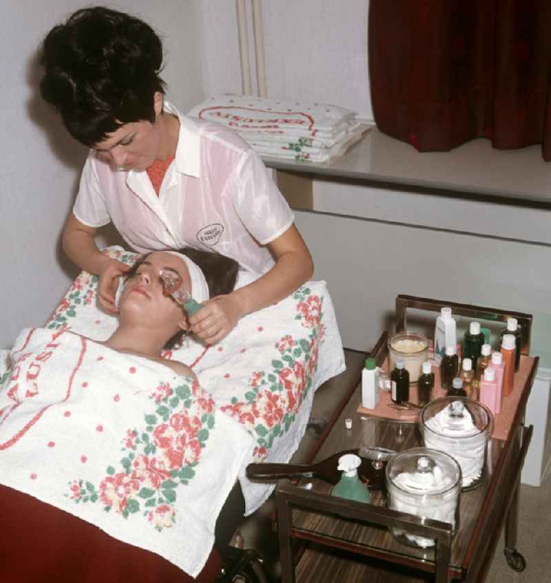 Im Haus Exklusiv in Halle (Saale) nimmt eine Kosmetikerin eine kosmetische Behandlung bei ihrer Kundin vor.