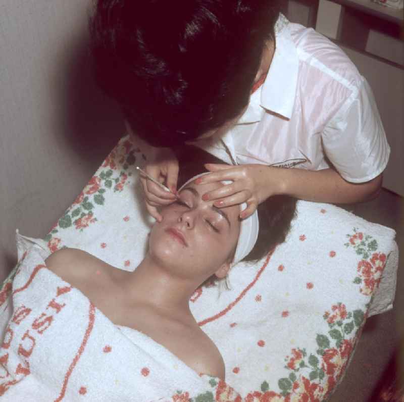 Im Haus Exklusiv in Halle (Saale) zupft eine Kosmetikerin mit einer Pinzette die Wimpern einer Kundin.