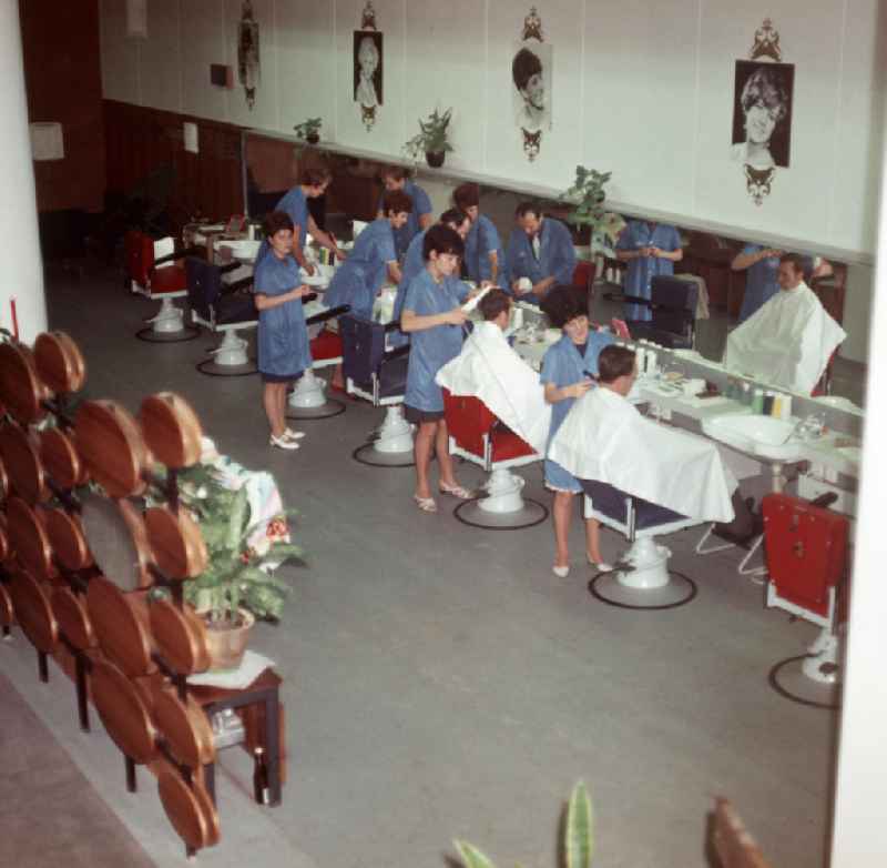 Friseurinnen bei der Pflege des Kopfhaares und Gestaltung der Frisur ihrer Kunden im Friseursalon im Haus Exklusiv in Halle (Saale).