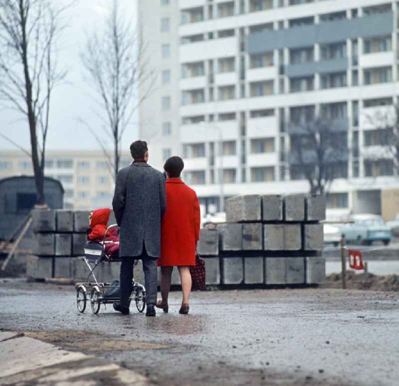Spaziergang in einem Neubaugebiet in Halle-Neustadt. Am Standort der Chemieindustrie der DDR wurde in den 1960er und 197
