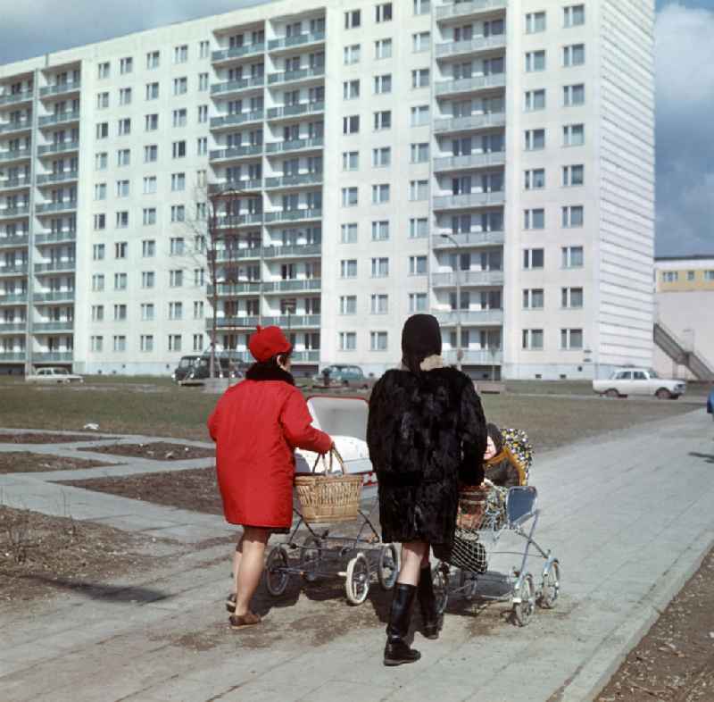 Spaziergang in einem Neubaugebiet in Halle-Neustadt. Am Standort der Chemieindustrie der DDR wurde in den 1960er und 197