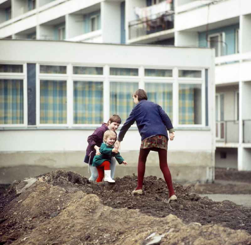 Kinder spielen auf einem Haufen Bauschutt in einem Neubaugebiet in Halle-Neustadt. Am Standort der Chemieindustrie der DDR wurde in den 1960er und 197