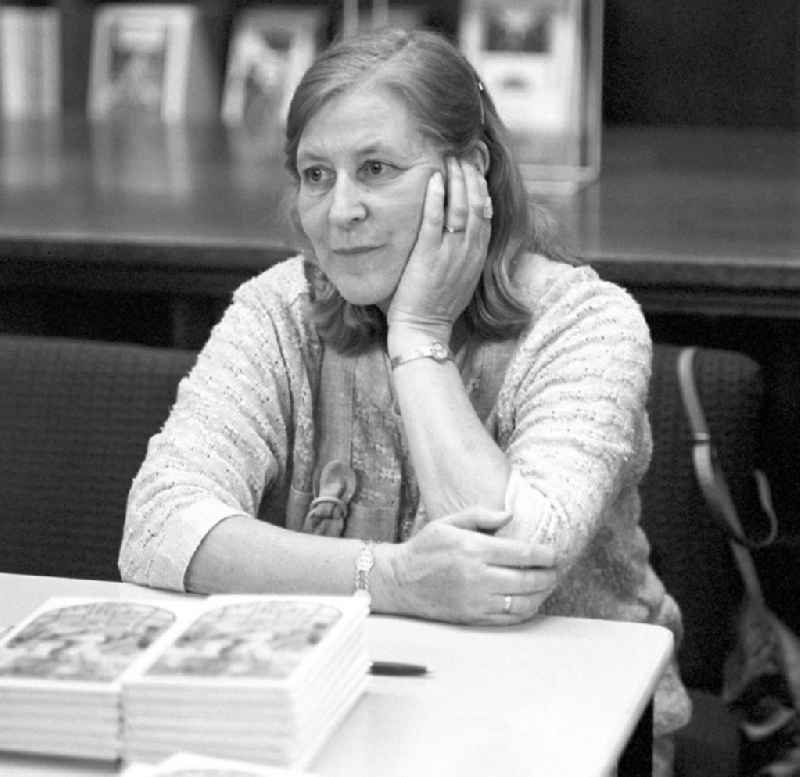 Die Schriftstellerin Giesela Richter-Rostalski auf dem Schriftstellerbasar in Halle.