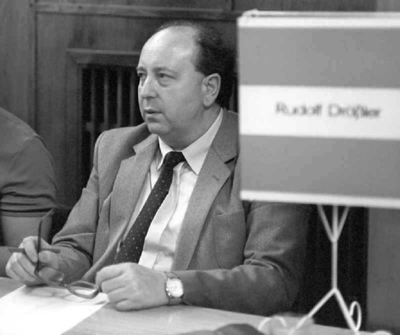 Der Schriftsteller Rudolf Drößler auf dem Schriftstellerbasar in Halle.