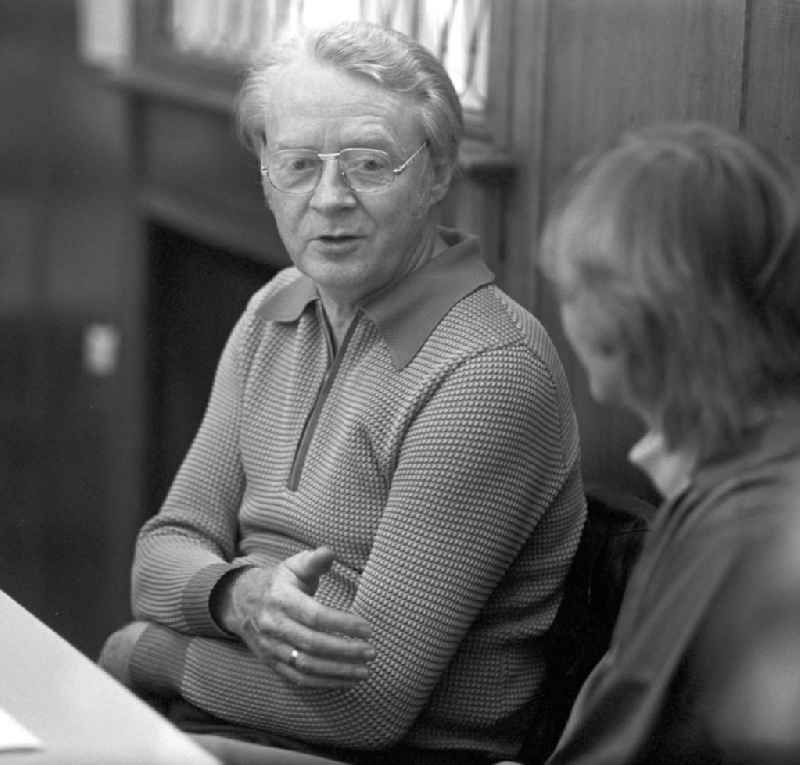 Der Schriftsteller Horst Deichfuss auf dem Schriftstellerbasar in Halle.